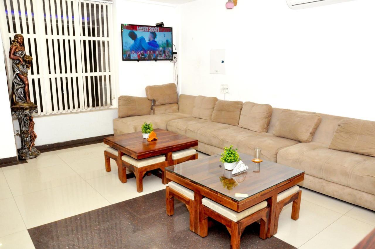 Hotel Almond Zirakpur Екстер'єр фото