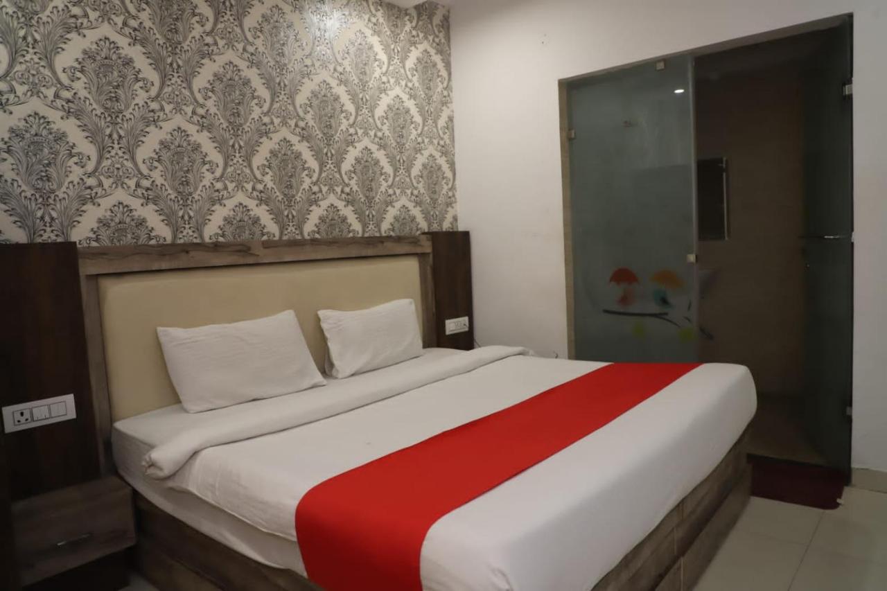 Hotel Almond Zirakpur Екстер'єр фото