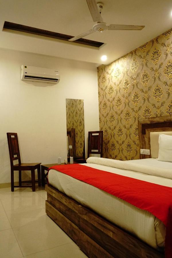 Hotel Almond Zirakpur Екстер'єр фото