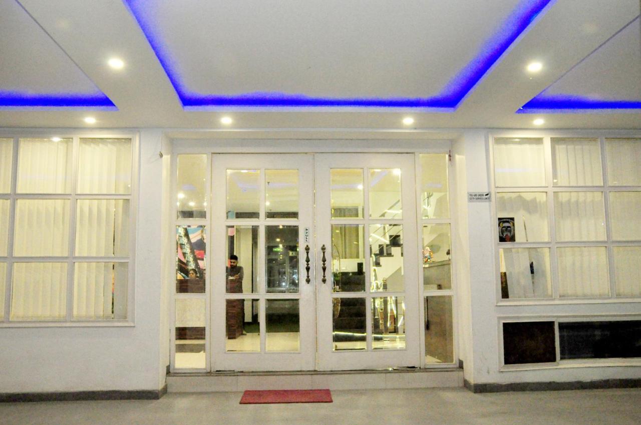 Hotel Almond Zirakpur Екстер'єр фото